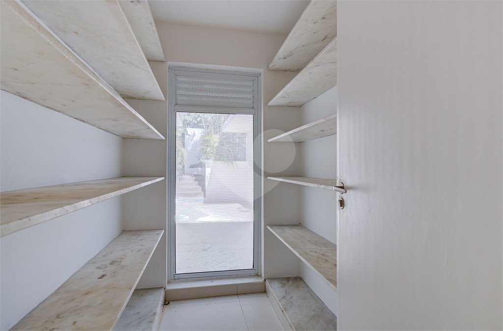 Casa para alugar com 5 quartos, sendo 3 suítes, no condomínio Chácara Flora, São Paulo - SP