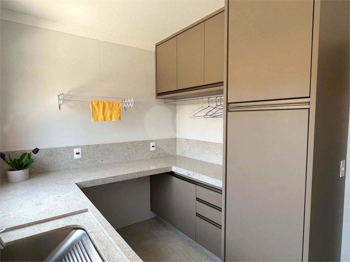 Casa à venda com 5 quartos, sendo 4 suítes, no condomínio Terras de Mont Serrat, Salto - SP