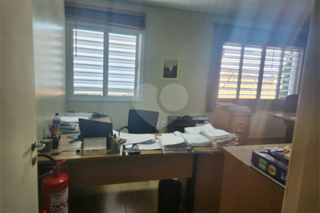 Sobrado à venda com 4 quartos, sendo 1 suíte, em Água Branca, São Paulo, SP