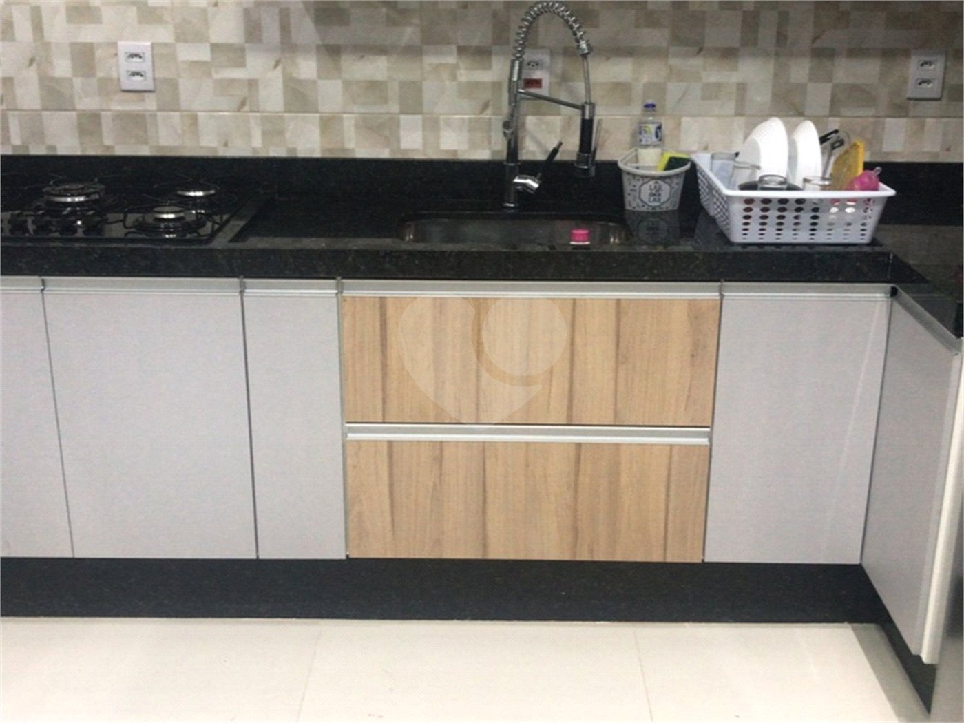 Casa à venda com 2 quartos, sendo 1 suíte, no condomínio Residencial Jardim, Sorocaba - SP