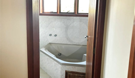 Sobrado para alugar com 4 quartos, sendo 2 suítes,  no Centro, Três Lagoas, MS