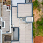 Indaiatuba - Jardim Bom sucesso - Área total: 150m² - Área construída: 115m² - 3 dormitórios sendo 1 suíte com armário planejado;Sala para dois ambientes; Banheiros com box gabinetes e espelhos; Área gourmet com churrasqueira a carvão e móveis planejados; Lavanderia coberta; Ar condicionado na sala