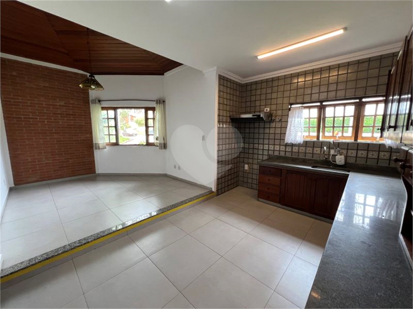 Casa à venda ou para alugar com 4 quartos, sendo 3 suítes, no condomínio Estância Marambaia, Vinhedo - SP