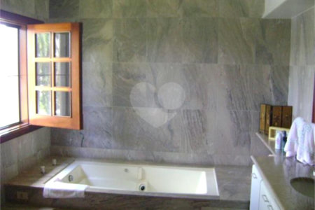 Casa à venda com 5 quartos, sendo 3 suítes, no condomínio Estância Marambaia, Vinhedo - SP