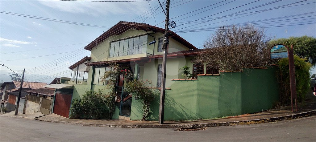 Casa à venda com 3 quartos, sendo 1 suíte, no Centro, Extrema, MG