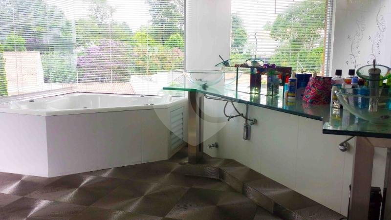 Sobrado à venda com 4 quartos, sendo 2 suítes, em Alto da Boa Vista, São Paulo, SP