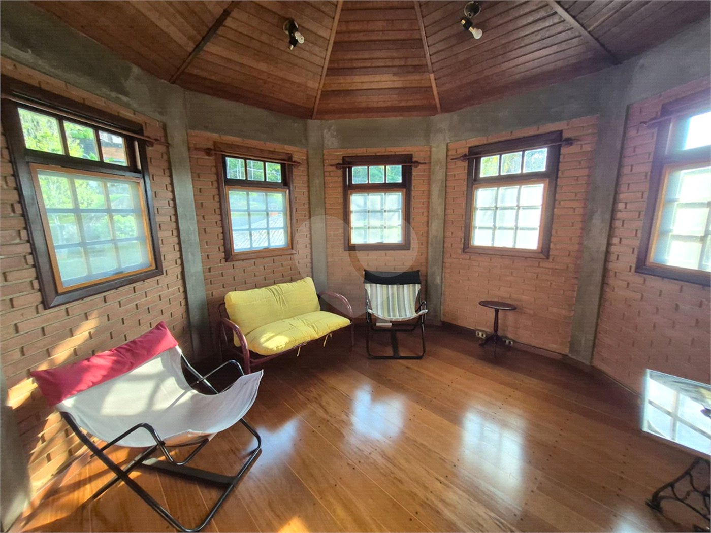 Casa à venda com 3 quartos, sendo 1 suíte, no condomínio Alpes da Cantareira, Mairiporã - SP