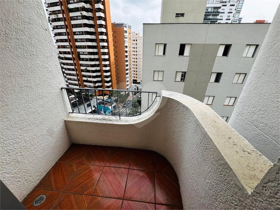 Vende-se Apartamento de 2 Quartos com Sacada na Vila Mascote