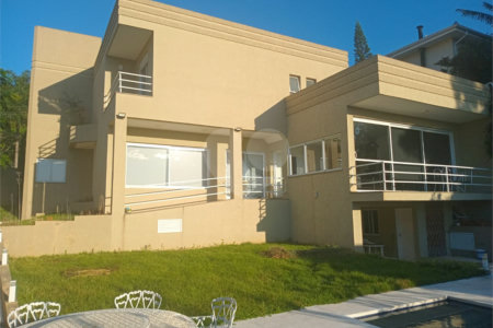 Casa à venda com 4 quartos, sendo 3 suítes, no condomínio Arco Iris, Atibaia - SP