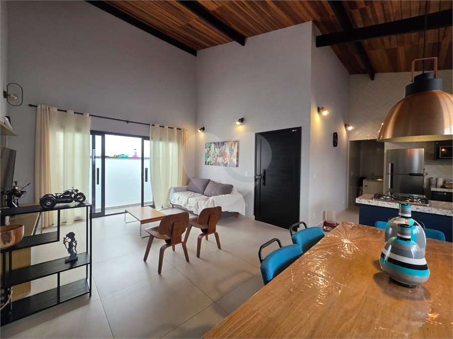 Casa à venda com 3 suítes no condomínio Portal do Bosque, Louveira - SP