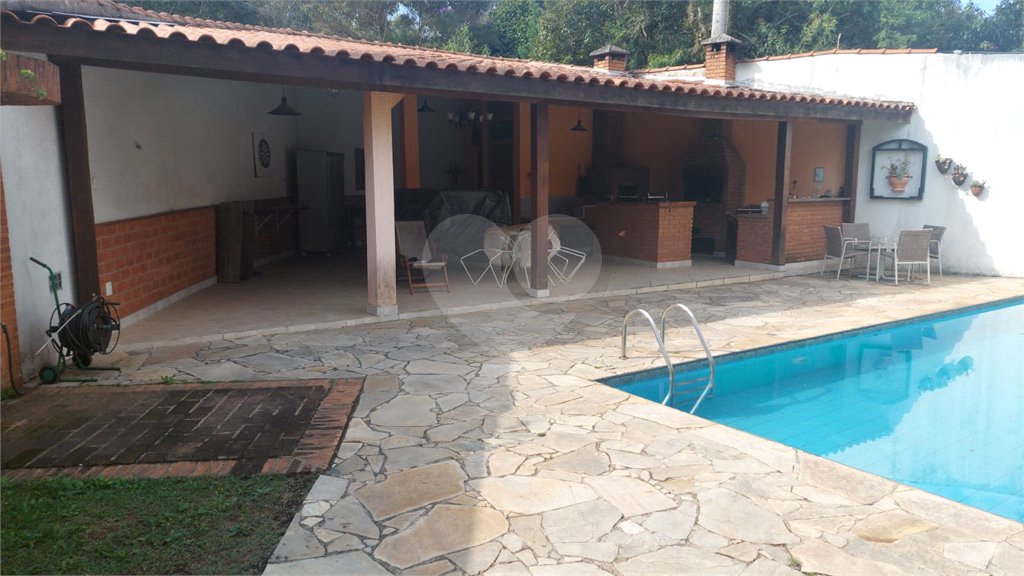 Casa à venda ou para alugar com 5 quartos, sendo 1 suíte, em Cumbari, Mairiporã, SP