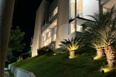 Casa à venda com 4 suítes no condomínio Figueira Garden, Atibaia - SP