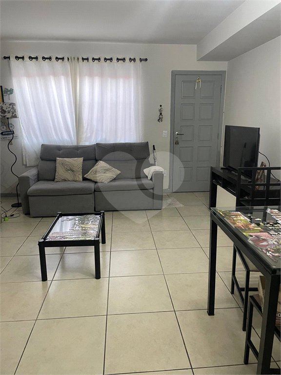 Casa à venda com 3 quartos, sendo 1 suíte, no condomínio Serranos, São Paulo - SP