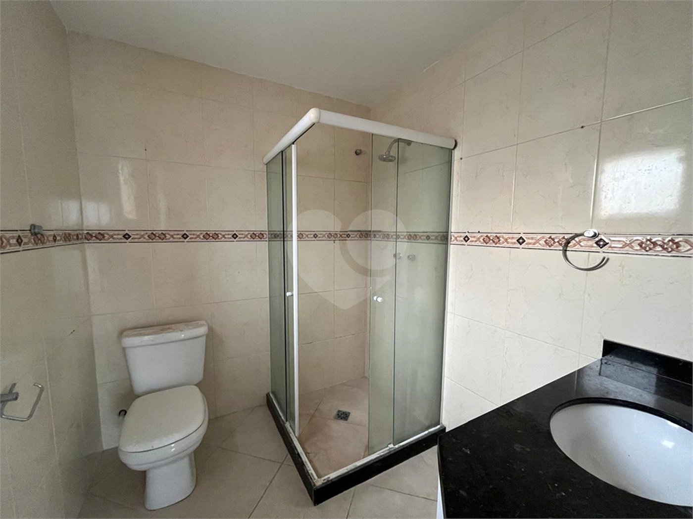 Casa à venda com 4 quartos, sendo 2 suítes, no condomínio Pedra Mar, Rio de Janeiro - RJ