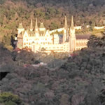 Casa à venda com 4 quartos, sendo 1 suíte, no condomínio Parque Suiça, Caieiras - SP