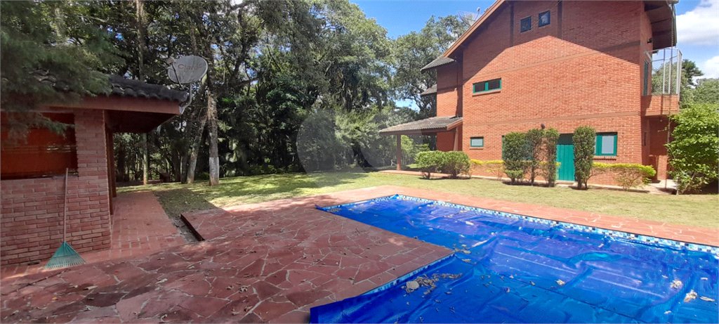 Sobrado à venda com 3 suítes em Serra da Cantareira, Mairiporã, SP