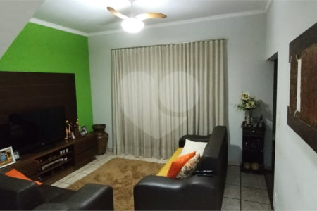 Casa à venda com 3 quartos, sendo 1 suíte, no Centro, Paranaíba, MS
