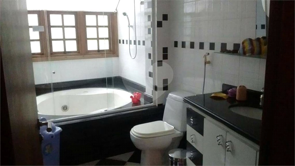 Casa à venda com 4 quartos, sendo 2 suítes, no condomínio Champs Elysees Village, Mairiporã - SP