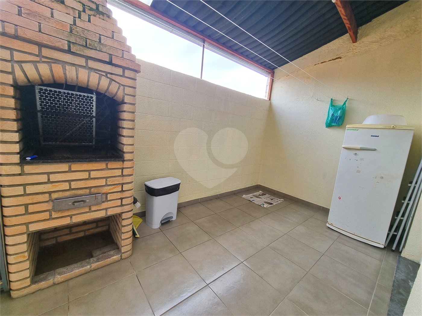 Casa à venda com 3 quartos, sendo 1 suíte, no condomínio Village St. Louis, São Paulo - SP