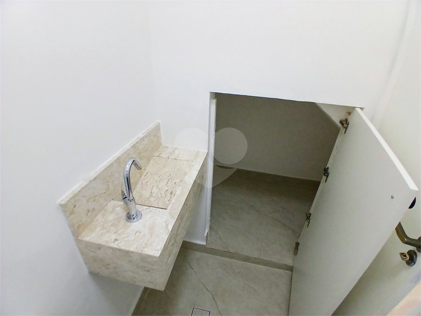 Casa à venda com 3 quartos, sendo 1 suíte,  no condomínio Res Saint Honoré, São Paulo - SP
