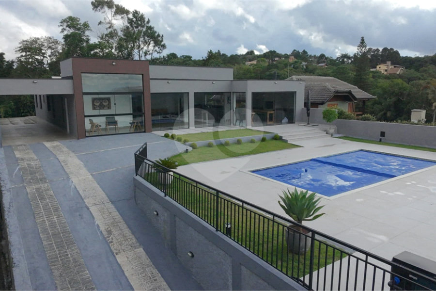 Casa à venda com 4 quartos, sendo 2 suítes, no condomínio Alpes da Cantareira, Mairiporã - SP