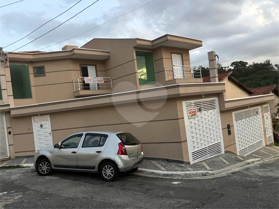 Sobrado à venda ou para alugar com 3 suítes em Horto, São Paulo, SP