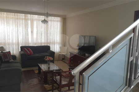 Sobrado à venda com 3 quartos, sendo 1 suíte, em Vila Nivi, São Paulo, SP