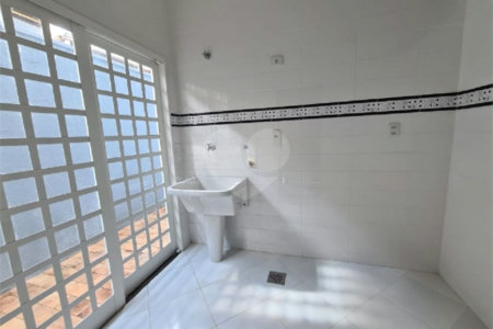 Casa à venda com 3 dormitórios, sendo 1 suite e ampla área de lazer no Jardim Brasil