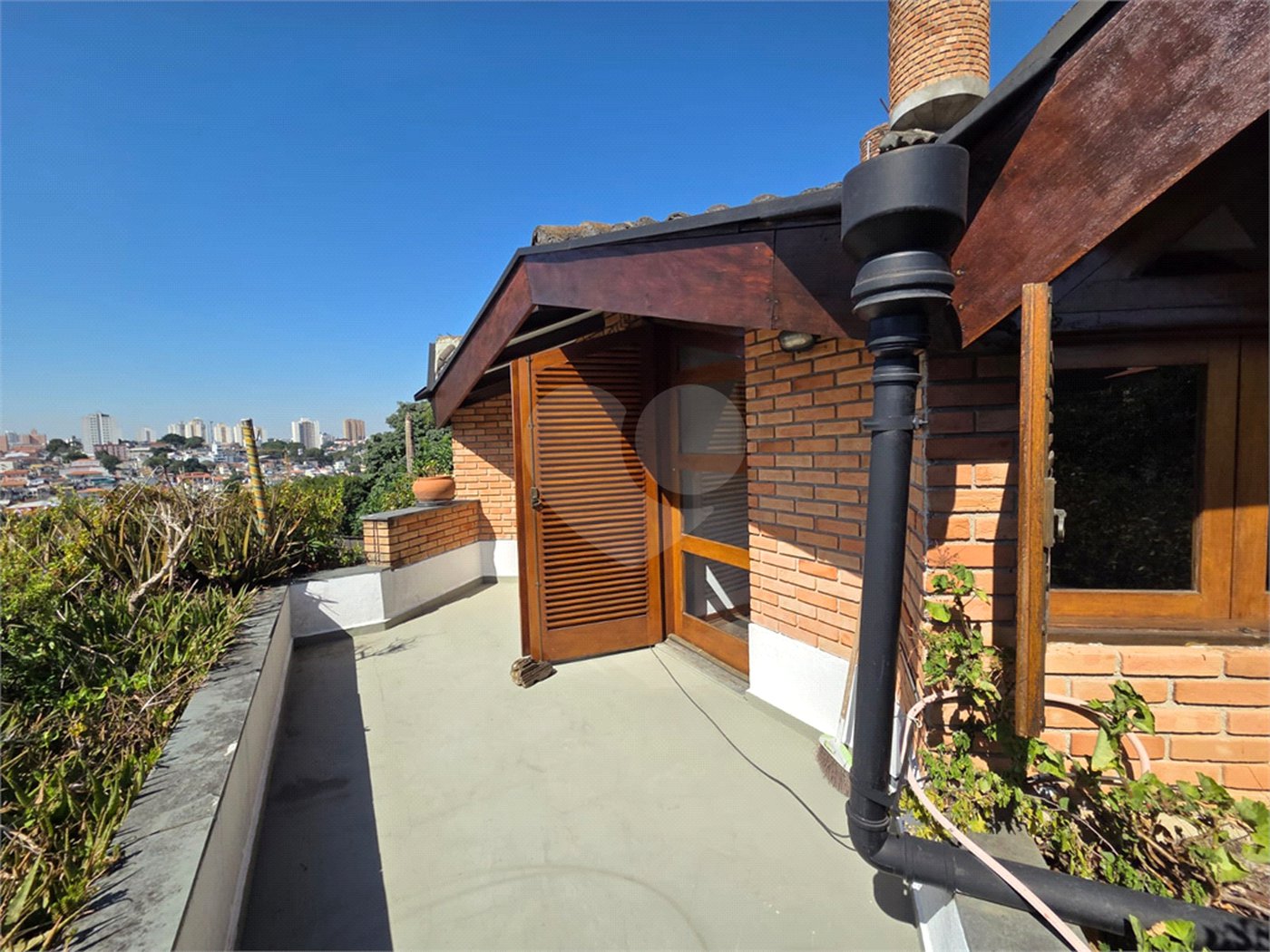 Casa à venda com 4 quartos, sendo 2 suítes, em Cidade São Francisco, São Paulo, SP