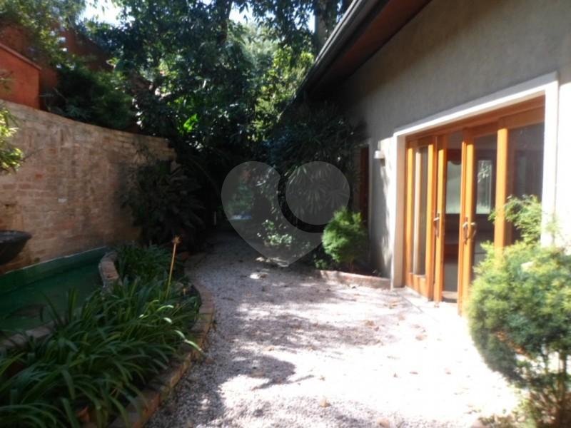 Casa à venda com 4 suítes no condomínio Jardim das Azaléias, São Paulo - SP