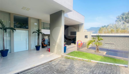 Casa à venda com 4 quartos, sendo 3 suítes,  no condomínio Marc Ferez, Rio de Janeiro - RJ