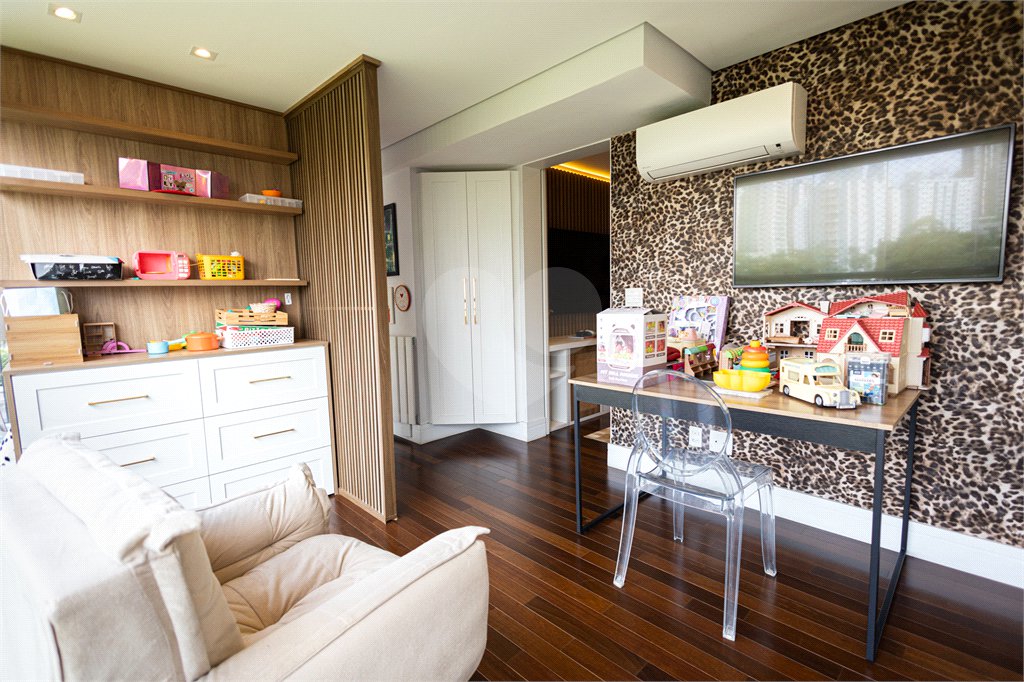 Apartamento à venda com 5 quartos, sendo 4 suítes,  em Parque Reboucas, São Paulo, SP