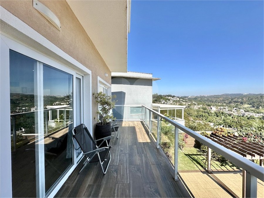 Casa à venda com 3 suítes no condomínio Golf Village, Carapicuíba - SP