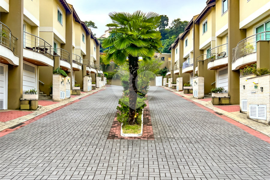 Casa à venda com 3 quartos, sendo 2 suítes, no condomínio Floradas da Serra, São Paulo - SP