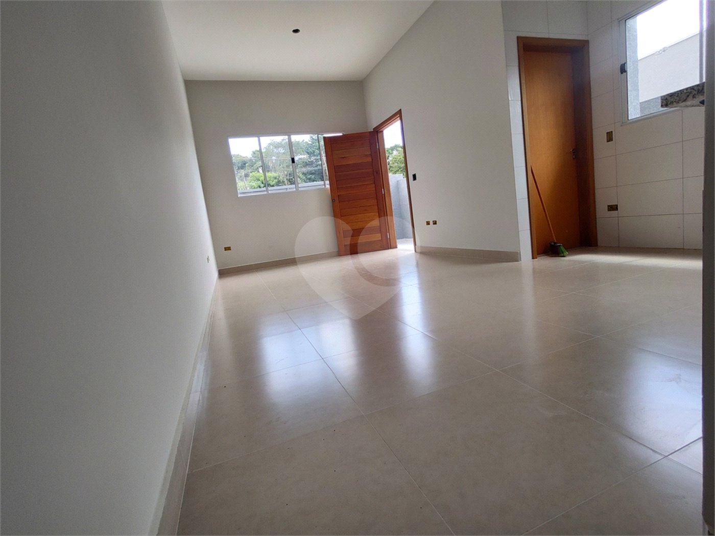 Casa térrea em Atibaia com 3 suítes, sala 2 ambientes, 2 vagas garagem, excelente localização, pronta para morar