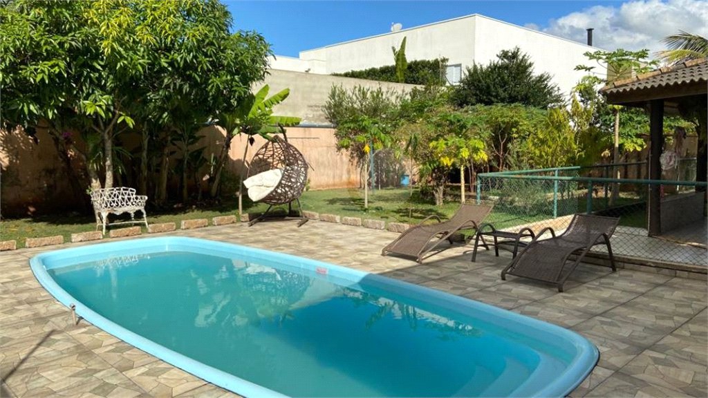 Casa à venda com 4 quartos, sendo 3 suítes, no condomínio Terras de Mont Serrat, Salto - SP