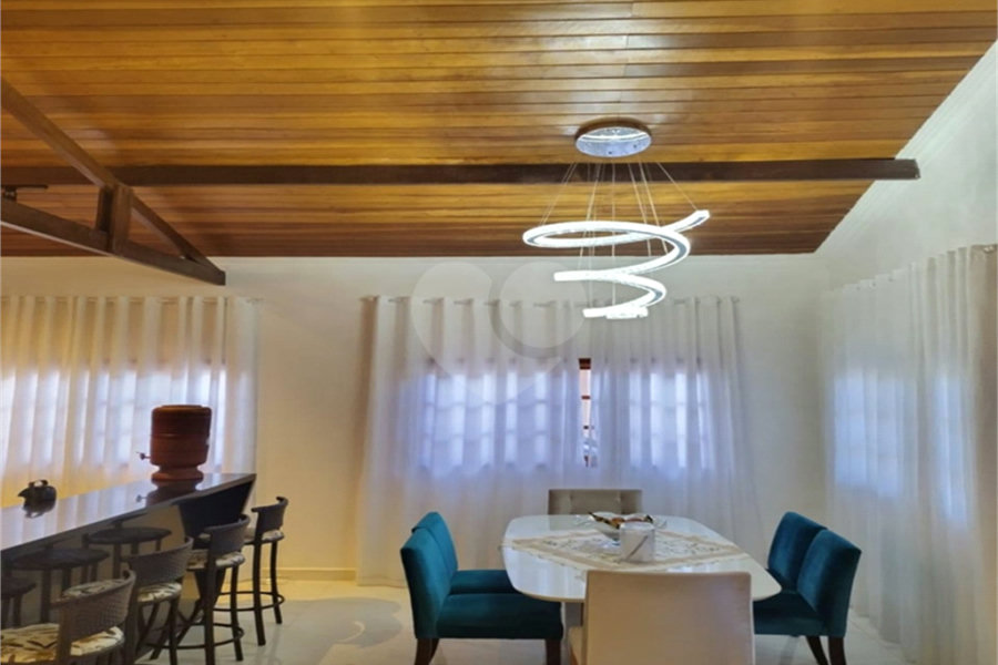 Casa à venda com 3 quartos, sendo 1 suíte, no condomínio Mountain Village, Atibaia - SP