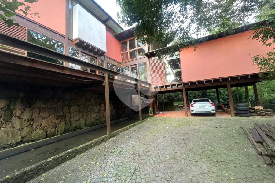 Casa à venda com 3 quartos, sendo 1 suíte, no condomínio Jardim da Montanha I, Mairiporã - SP