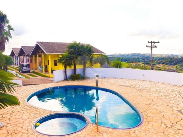 Casa à venda com 3 quartos, sendo 1 suíte,  no condomínio Mountain Village, Atibaia - SP