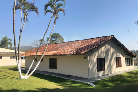 Chácara à venda com 9 quartos, sendo 6 suítes,  em Araçoiaba da Serra, SP