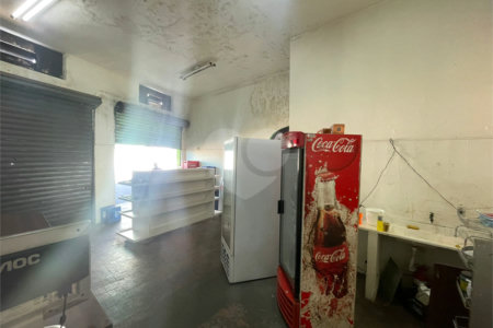 Casa térrea e salão comercial a venda no Jardim Bandeirantes.