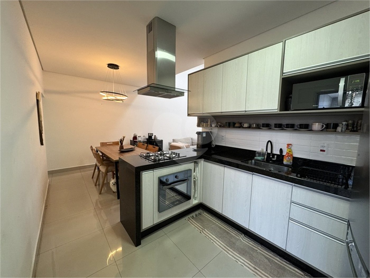 Casa à venda com 3 quartos, sendo 1 suíte, no condomínio Jardim Guarujá, Salto - SP