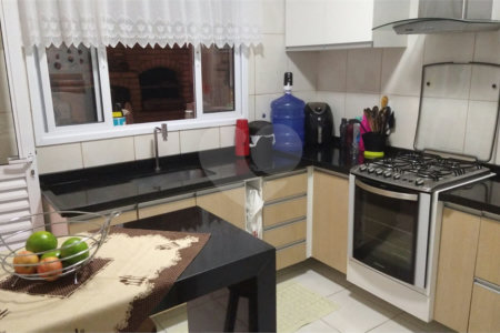 Sobrado à venda com 3 quartos, sendo 1 suíte, em Vila Suissa, Mogi das Cruzes, SP