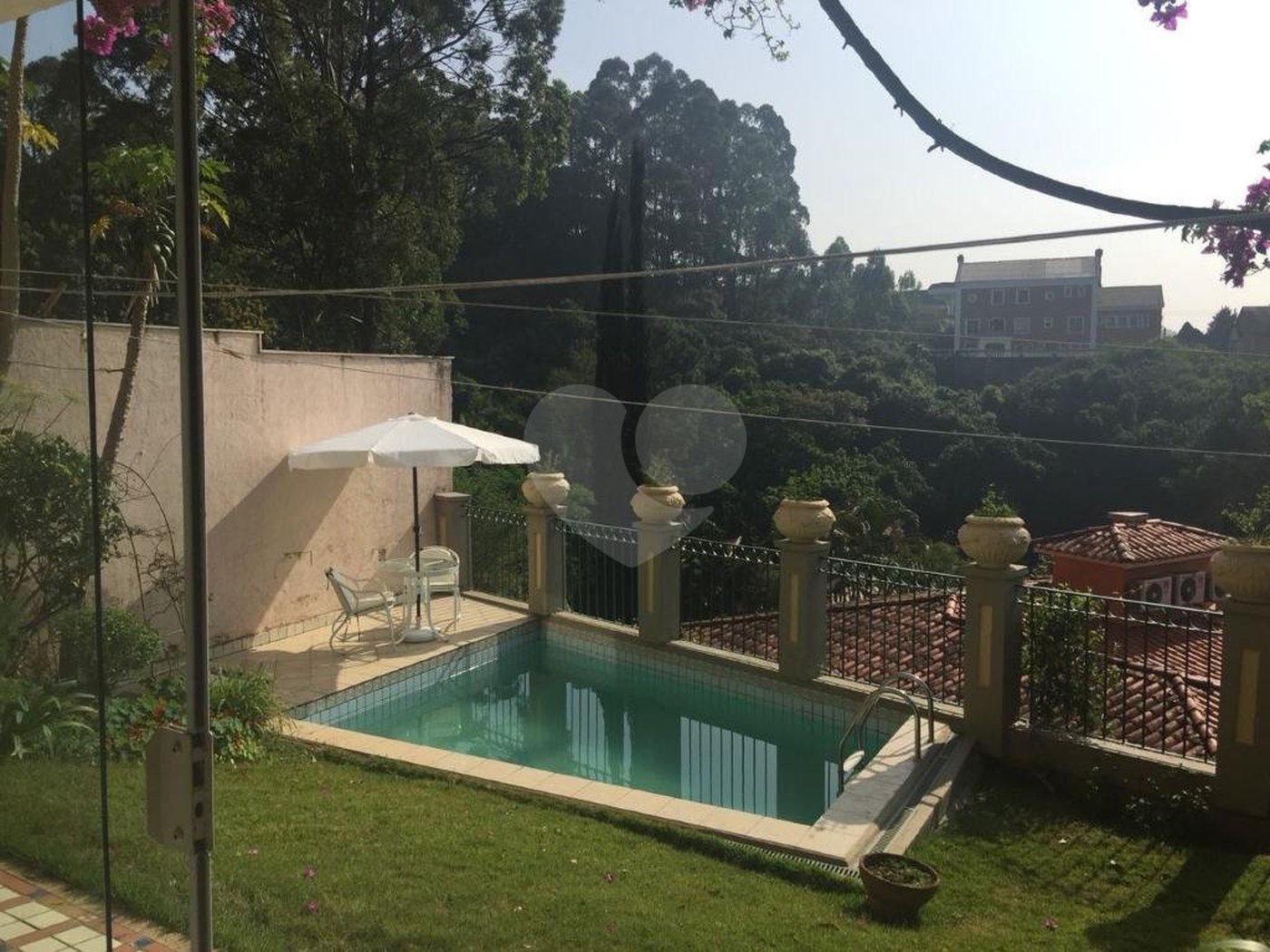 Casa à venda com 5 quartos, sendo 4 suítes, no condomínio Jardim Vitória Régia, São Paulo - SP