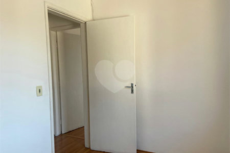 Sobrado à venda com 3 quartos, sendo 1 suíte,  em Parque Maria Domitila, São Paulo, SP