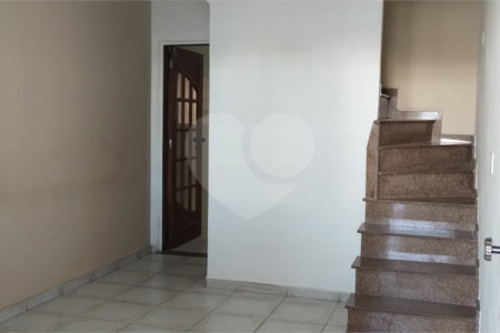 Sobrado à venda com 4 quartos, sendo 1 suíte, em Vila Nivi, São Paulo, SP