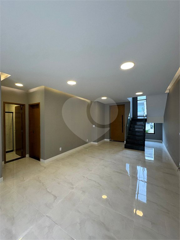 Casa à venda com 5 quartos, sendo 4 suítes, no condomínio Grand Park, Rio de Janeiro - RJ