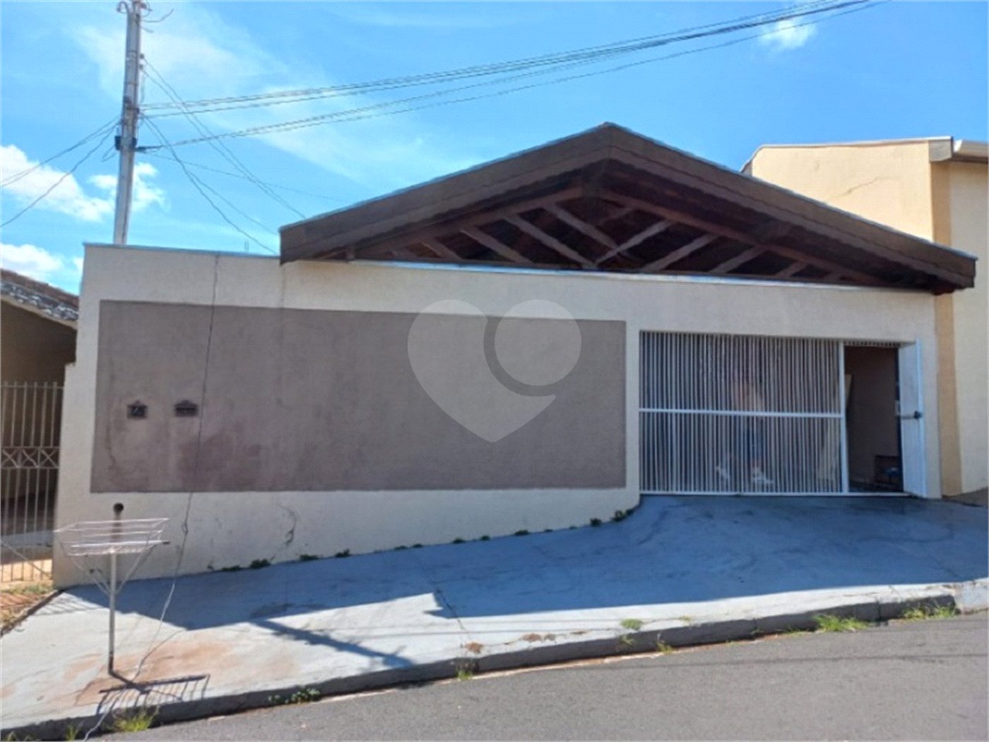 Casa térrea com 3 dormitórios, sendo 1 suíte.