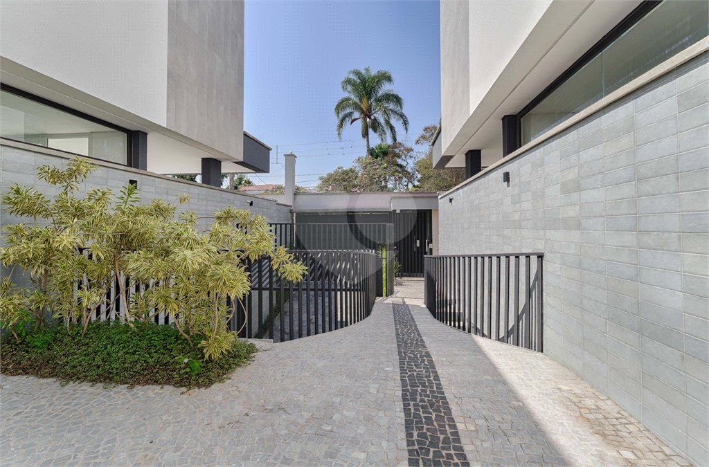 Casa à venda com 4 suítes no condomínio Edifício Jade, São Paulo - SP