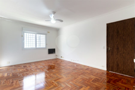 Sobrado à venda com 4 quartos, sendo 2 suítes, em Alto de Pinheiros, São Paulo, SP